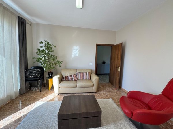 Tirane, jepet me qera apartament 2+1+Ballkon Kati 10, 145 m² 1.500 € (Bllok)
