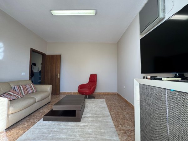 Tirane, jepet me qera apartament 2+1+Ballkon Kati 10, 145 m² 1.500 € (Bllok)