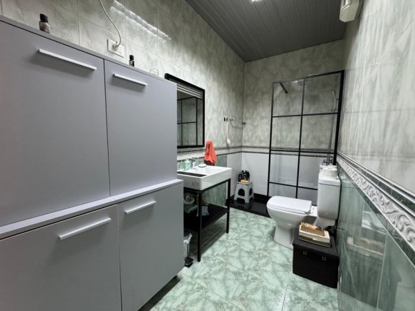 Tirane, jepet me qera apartament 2+1+Ballkon Kati 10, 145 m² 1.500 € (Bllok)
