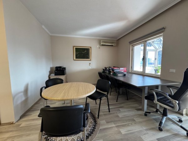 Tirane, jepet me qera apartament 2+1+Ballkon Kati 10, 145 m² 1.500 € (Bllok)