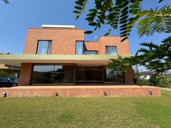 Tirane, shitet Vile 4+1 , 390 m² (TEG)