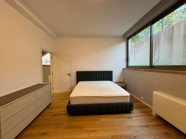 Tirane, shitet Vile 4+1 , 390 m² (TEG)