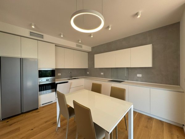 Tirane, shitet Vile 4+1 , 390 m² (TEG)