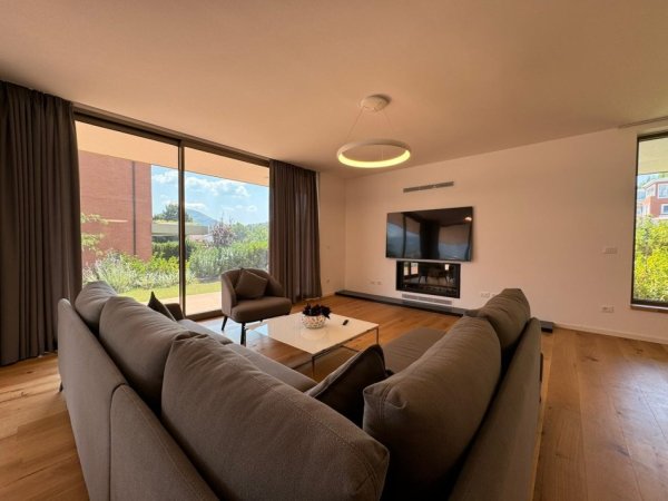 Tirane, shitet Vile 4+1 , 390 m² (TEG)
