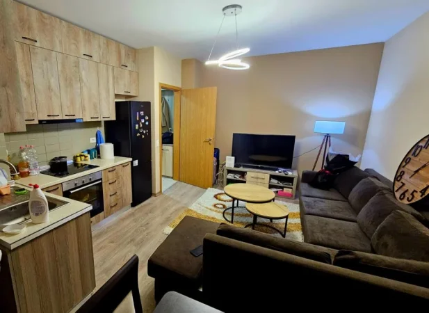 Tirane, jepet me qera apartament 1+1+Ballkon Kati 8, 65 m² 600 € (Kompleksi Kontakt, 21 Dhjetori)