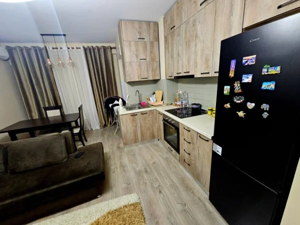 Tirane, jepet me qera apartament 1+1+Ballkon Kati 8, 65 m² 600 € (Kompleksi Kontakt, 21 Dhjetori)