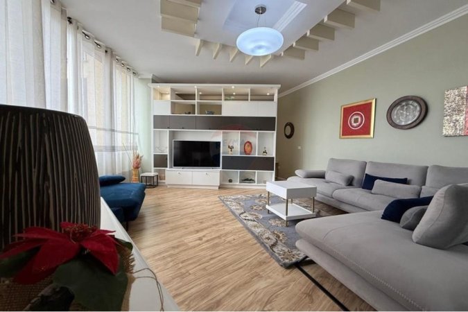 Tirane, jepet me qera apartament 2+1 , 850 m² (Rruga e Dibres)