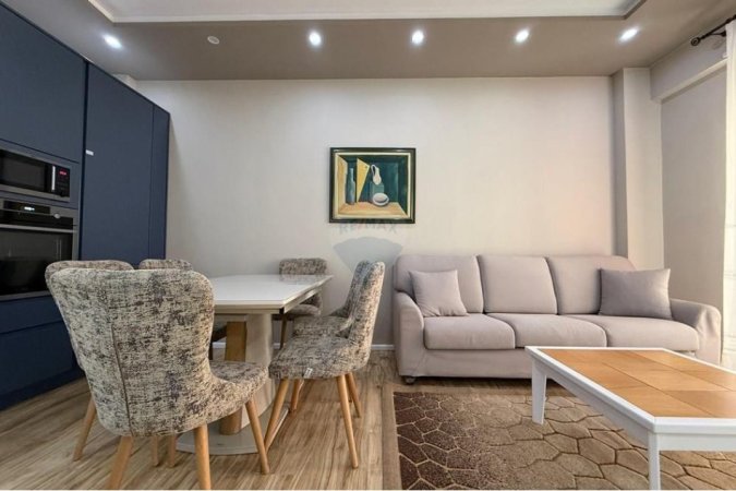 Tirane, jepet me qera apartament 2+1 , 850 m² (Rruga e Dibres)