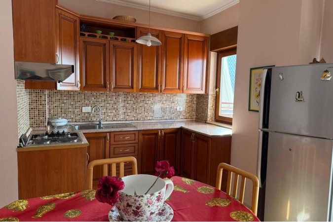 Tirane, jepet me qera apartament 1+1 , 800 € (Qender)