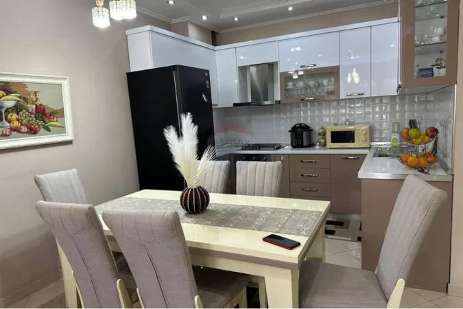 Tirane, jepet me qera apartament 2+1 , 600 € (Astir)