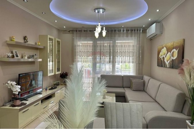 Tirane, jepet me qera apartament 2+1 , 600 € (Astir)