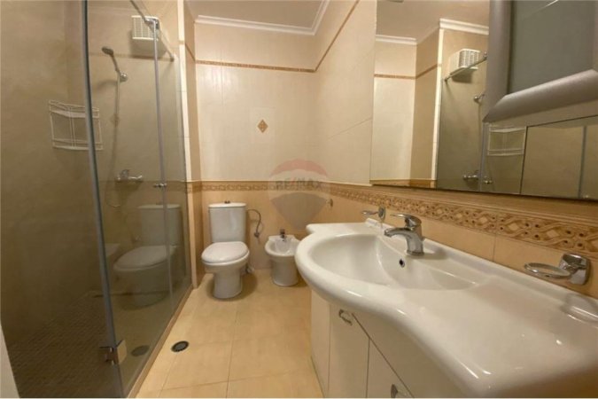 Tirane, jepet me qera apartament 2+1 , 1.300 € (Bllok)