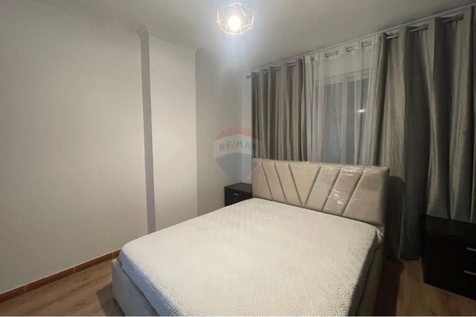 Tirane, jepet me qera apartament 1+1 , 650 € (Komuna e Parisit)