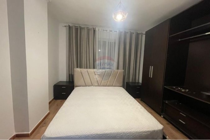 Tirane, jepet me qera apartament 1+1 , 650 € (Komuna e Parisit)