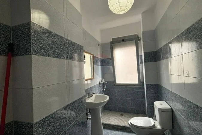 Tirane, jepet me qera apartament 2+1 , 450 € (Astir)