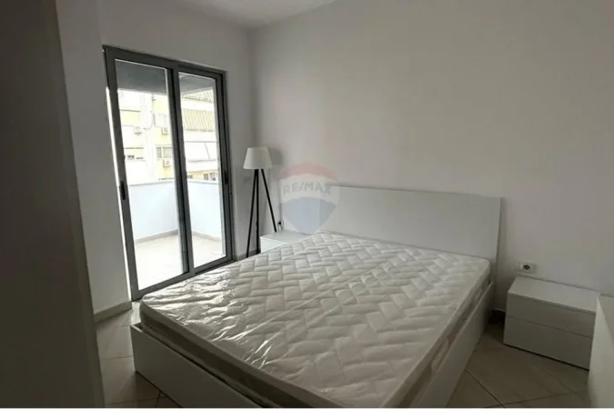 Tirane, jepet me qera apartament 2+1 , 450 € (Astir)