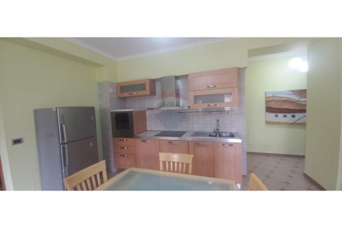 Tirane, jepet me qera apartament 2+1 , 600 € (Rruga e Durresit)
