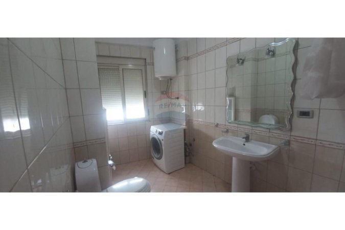 Tirane, jepet me qera apartament 2+1 , 600 € (Rruga e Durresit)