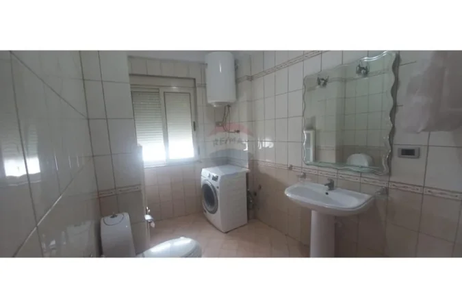 Tirane, jepet me qera apartament 2+1 , 600 € (Rruga e Durresit)