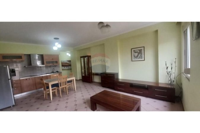 Tirane, jepet me qera apartament 2+1 , 600 € (Rruga e Durresit)