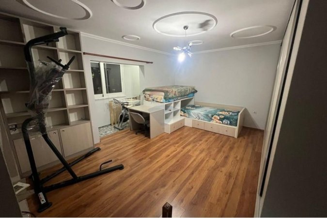 Tirane, jepet me qera apartament 3+1 , 700 € (21 Dhjetori)