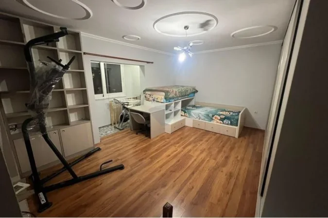 Tirane, jepet me qera apartament 3+1 , 700 € (21 Dhjetori)