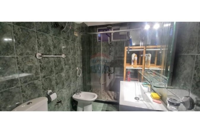 Tirane, jepet me qera apartament 3+1 , 700 € (21 Dhjetori)