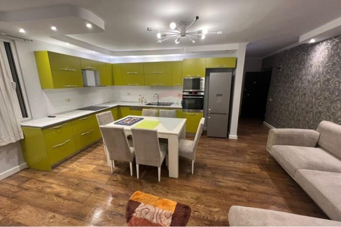 Tirane, jepet me qera apartament 3+1 , 700 € (21 Dhjetori)