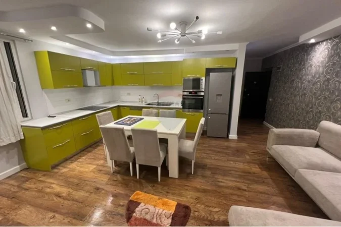Tirane, jepet me qera apartament 3+1 , 700 € (21 Dhjetori)