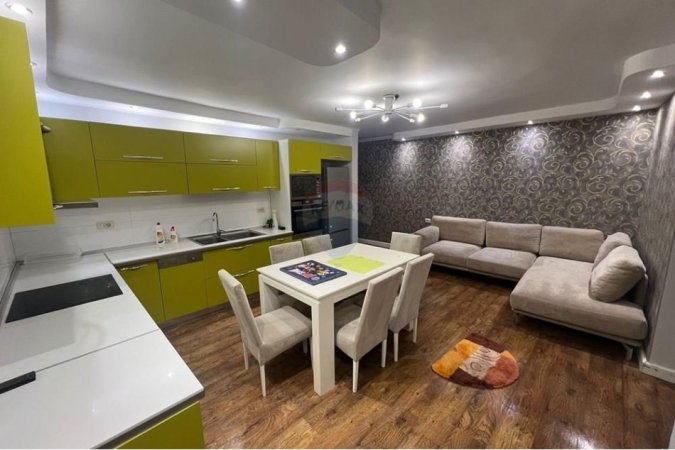 Tirane, jepet me qera apartament 3+1 , 700 € (21 Dhjetori)