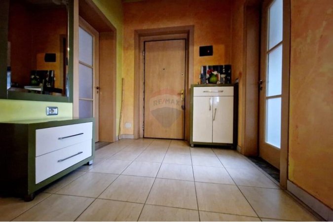 Tirane, jepet me qera apartament 2+1 , 450 € (Treni, Dispanseria)