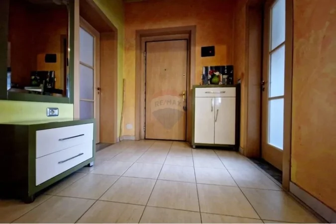 Tirane, jepet me qera apartament 2+1 , 450 € (Treni, Dispanseria)