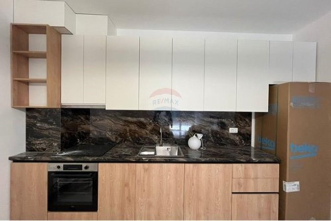 Tirane, jepet me qera apartament 2+1 , 950 € (Kafe Flora)