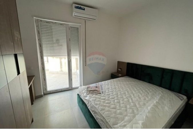 Tirane, jepet me qera apartament 2+1 , 950 € (Kafe Flora)