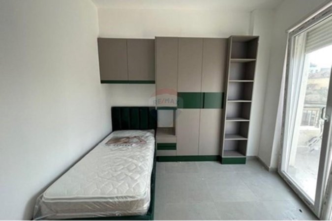 Tirane, jepet me qera apartament 2+1 , 950 € (Kafe Flora)