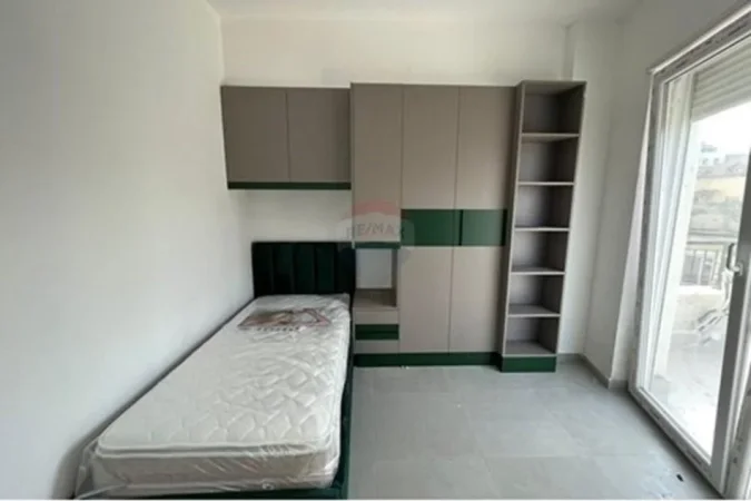 Tirane, jepet me qera apartament 2+1 , 950 € (Kafe Flora)