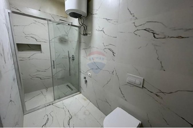 Tirane, jepet me qera apartament 2+1 , 950 € (Kafe Flora)
