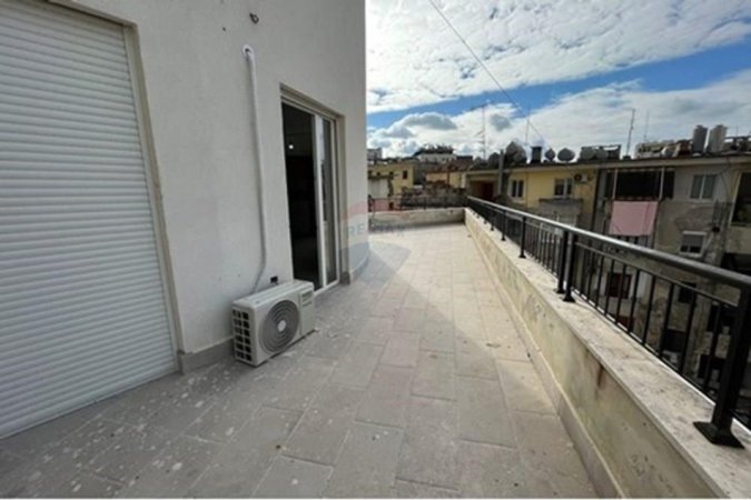 Tirane, jepet me qera apartament 2+1 , 950 € (Kafe Flora)