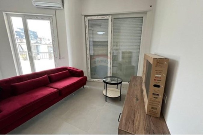Tirane, jepet me qera apartament 2+1 , 950 € (Kafe Flora)