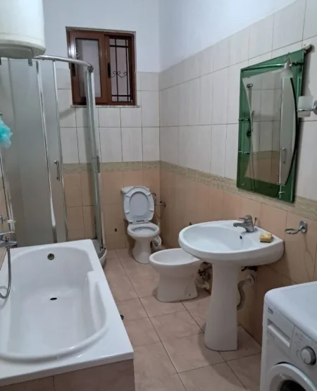 Tirane, jepet me qera apartament 1+1 Kati 1, 73 m² 300 € (stacioni elektrik , Bulevardi i Ri)
