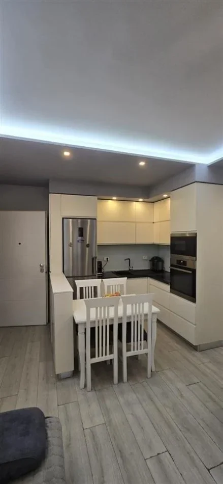 Tirane, shitet apartament 2+1+Ballkon Kati 5, 80 m² 160.000 € (Parku i Autobusave)