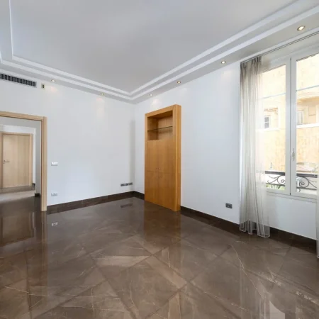 Tirane, jepet me qera dyqan Kati 0, 34 m² 900 € (Tregu Cam)