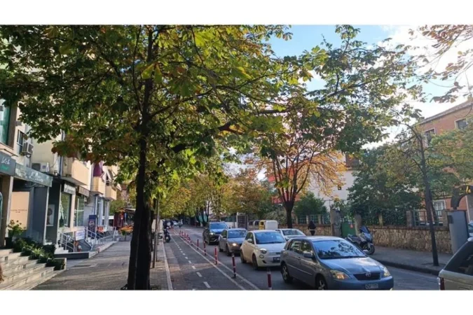 Tirane, jepet me qera dyqan Kati 0, 220 m² 3.000 € (Sami Frasheri)