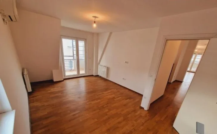 Tirane, jepet me qera zyre Kati 4, 120 m² 1.000 € (zogu i zi)