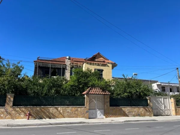 Tirane, jepet me qera Vile 2 Katshe Kati 2, 122 m² 700 € (Yzberisht)