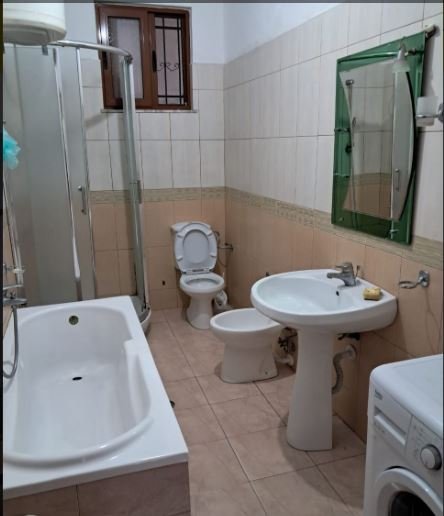 Tirane, jepet me qera Vile 1+1+Ballkon Kati 3, 72 m² 300 € (Rruga. Ymer Sallaku)
