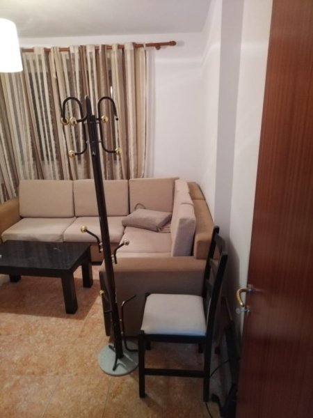 Tirane, jepet me qera apartament 3+1+Ballkon Kati 2, 100 m² 500 € (stacioni i trenit , rruga karl gega)