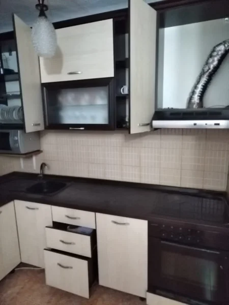 Tirane, jepet me qera apartament 3+1+Ballkon Kati 2, 100 m² 500 € (stacioni i trenit , rruga karl gega)