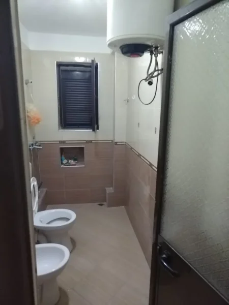 Tirane, jepet me qera apartament 3+1+Ballkon Kati 2, 100 m² 500 € (stacioni i trenit , rruga karl gega)