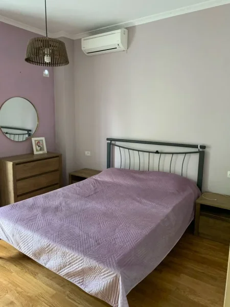 Tirane, jepet me qera apartament 2+1+Ballkon Kati 2, 100 m² 600 € (Liqeni, Rruga Peti)